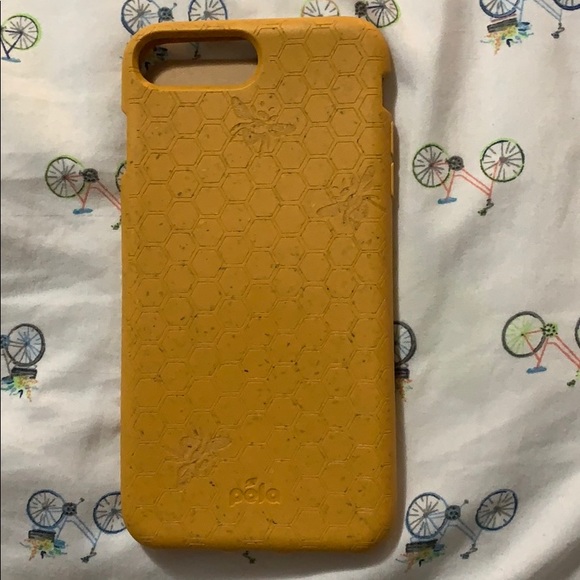 Pela Case Honey Bee 2025